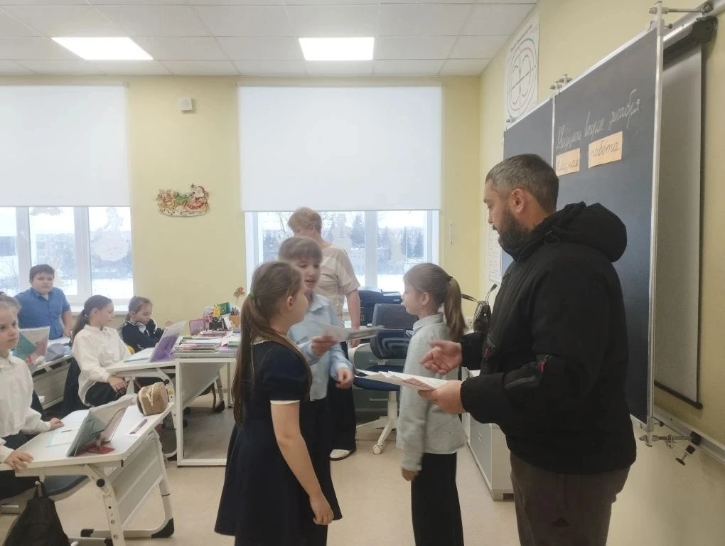 Сегодня, 22 декабря, учащиеся 3в класса передали новогодние поздравительные открытки бойцам - участн