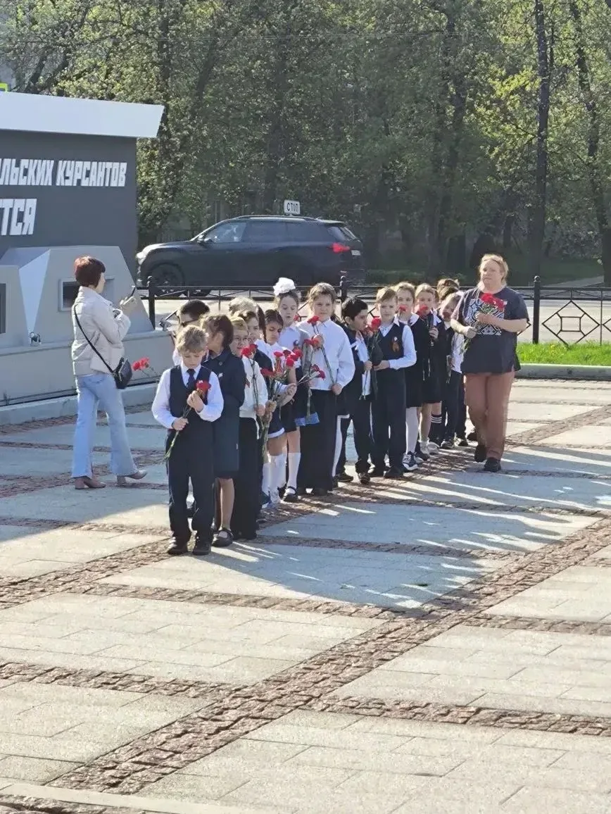 Ученики начальных классов 7-8 мая возложили цветы к памятнику Подольским курсантам 💐