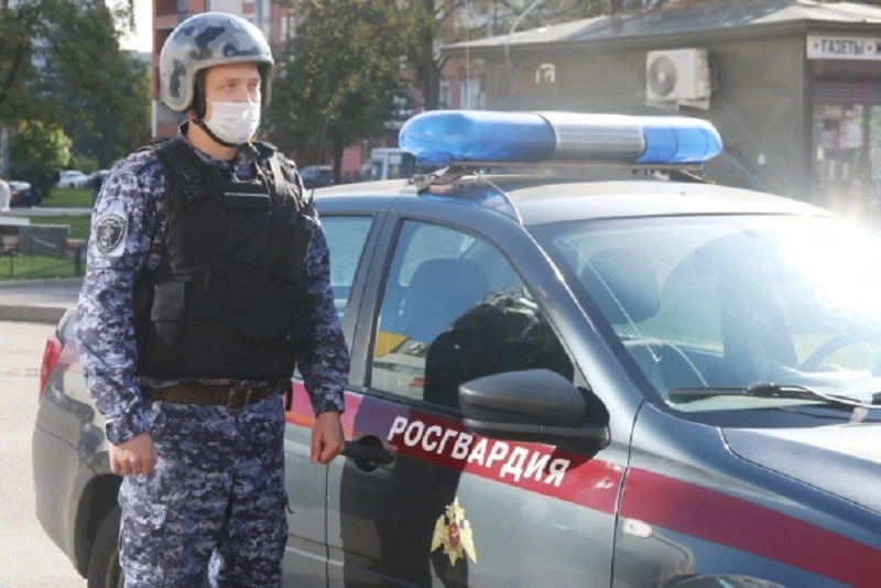 Росгвардейцы задержали мужчин, устроивших драку со стрельбой в Петербурге. Фото: Росгвардия.
 
Подро