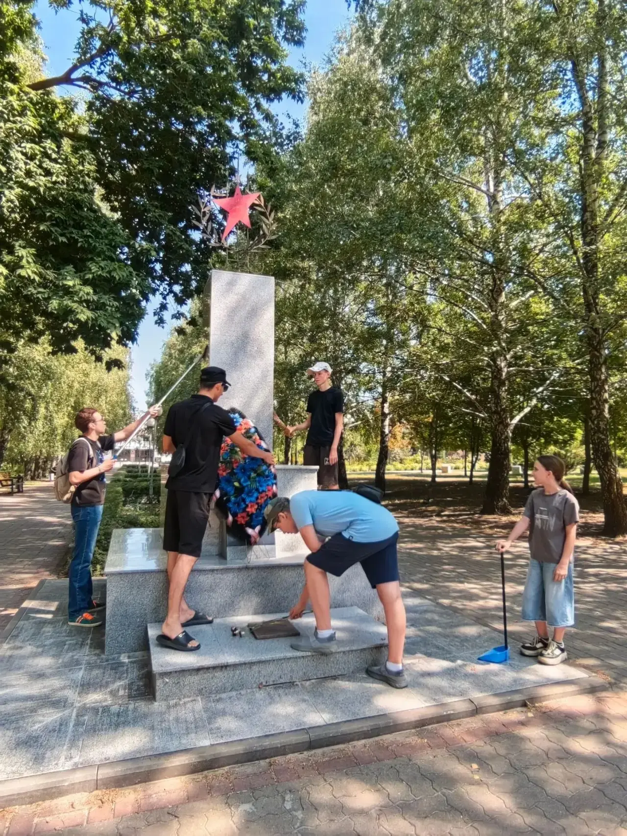 Накануне Дня Государственного флага Российской Федерации волонтеры, члены ВПК «Патриот»...