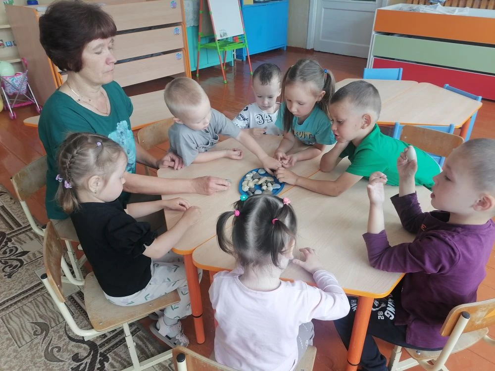 Продолжается работа в  кружке "Исследователи природы. Тема:" Камни"Цель: формировать представление о