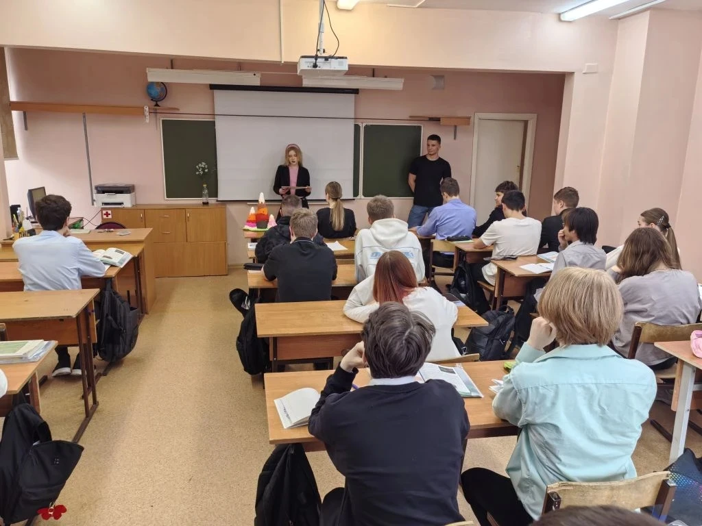 В нашей школе была организована небольшая ярмарка профессий для ребят 8-11-х классов🕵👷. Выпускники, 