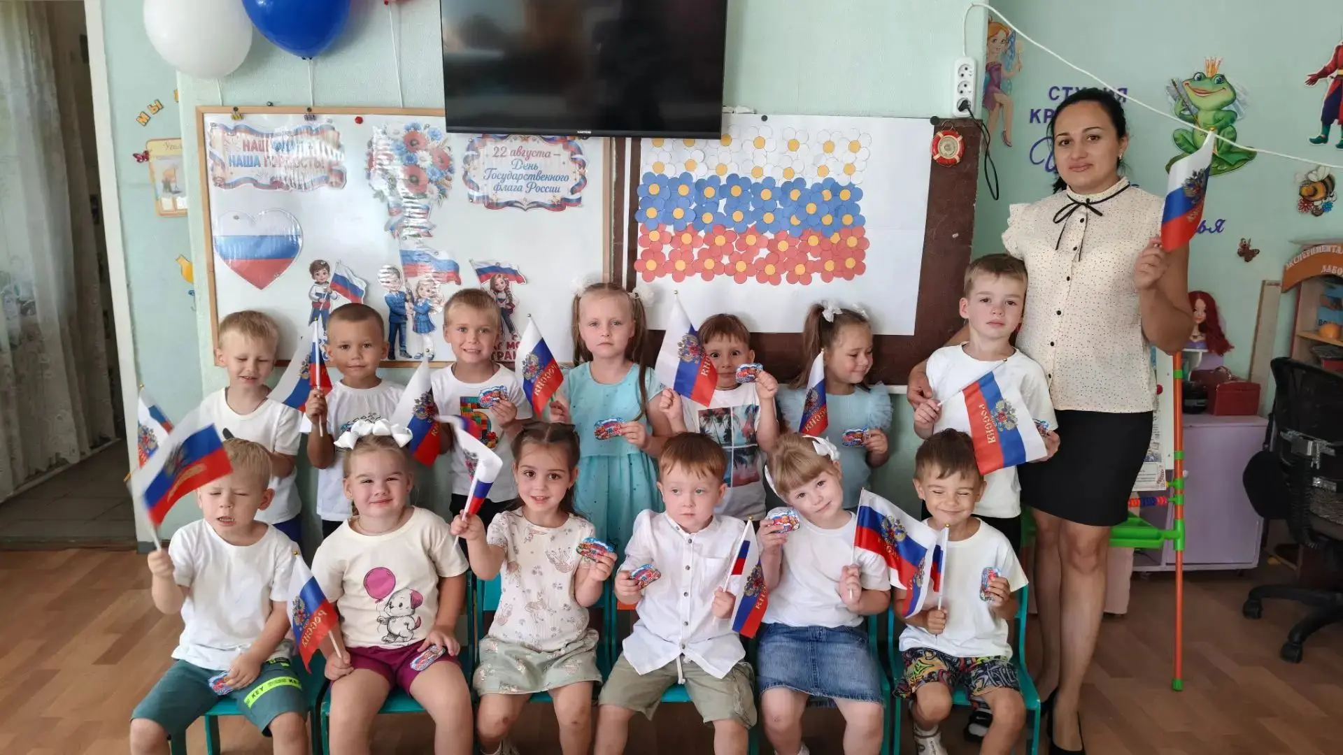 Три цвета гордости: День Государственного флага России в ГБДОУ ЛНР №19 «Чайка»