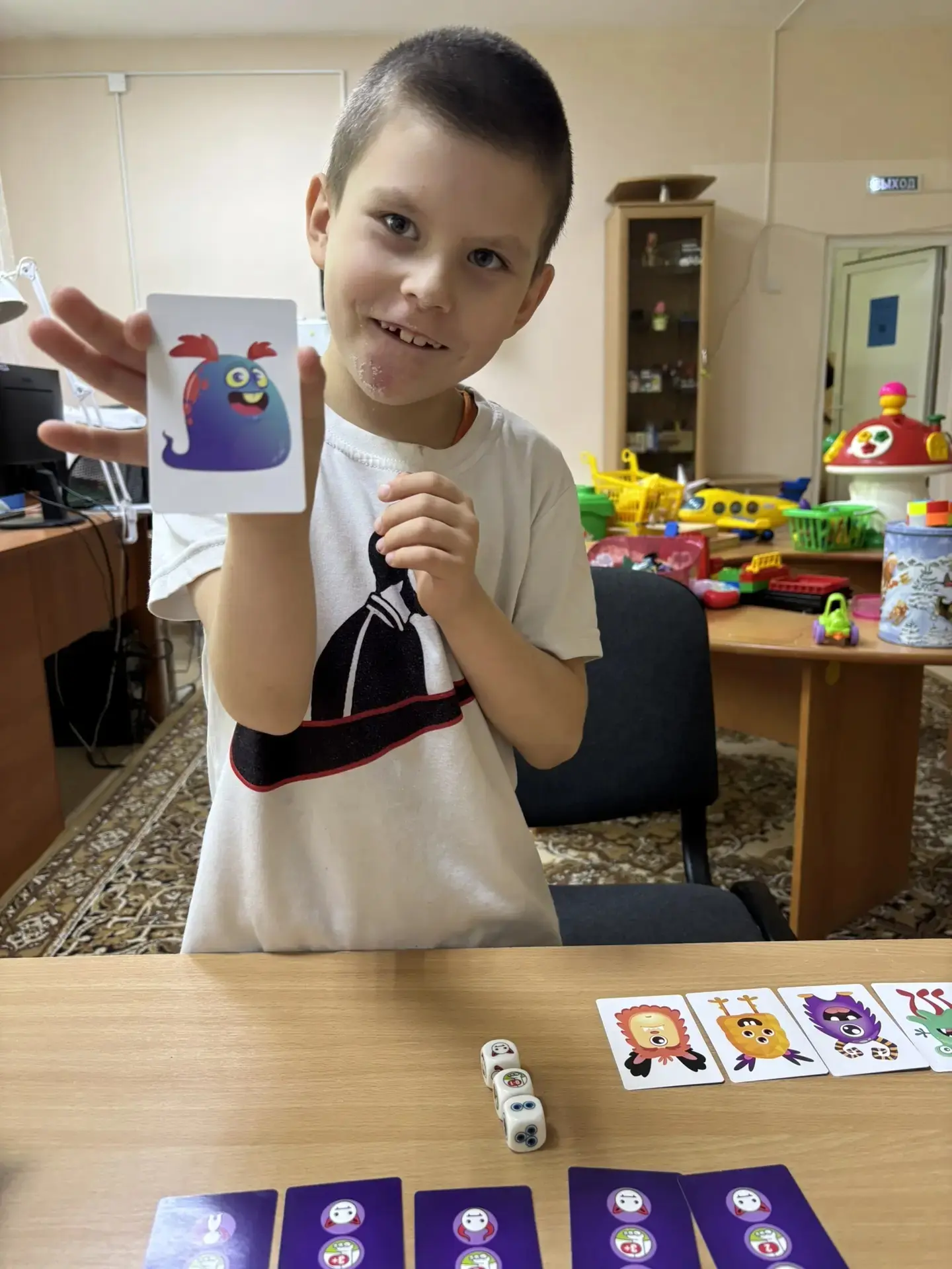 На занятии с Матвеем мы сыграли в «Поймай монстрика» : кидали кубик 🎲 и искали монстрика . Игра спо