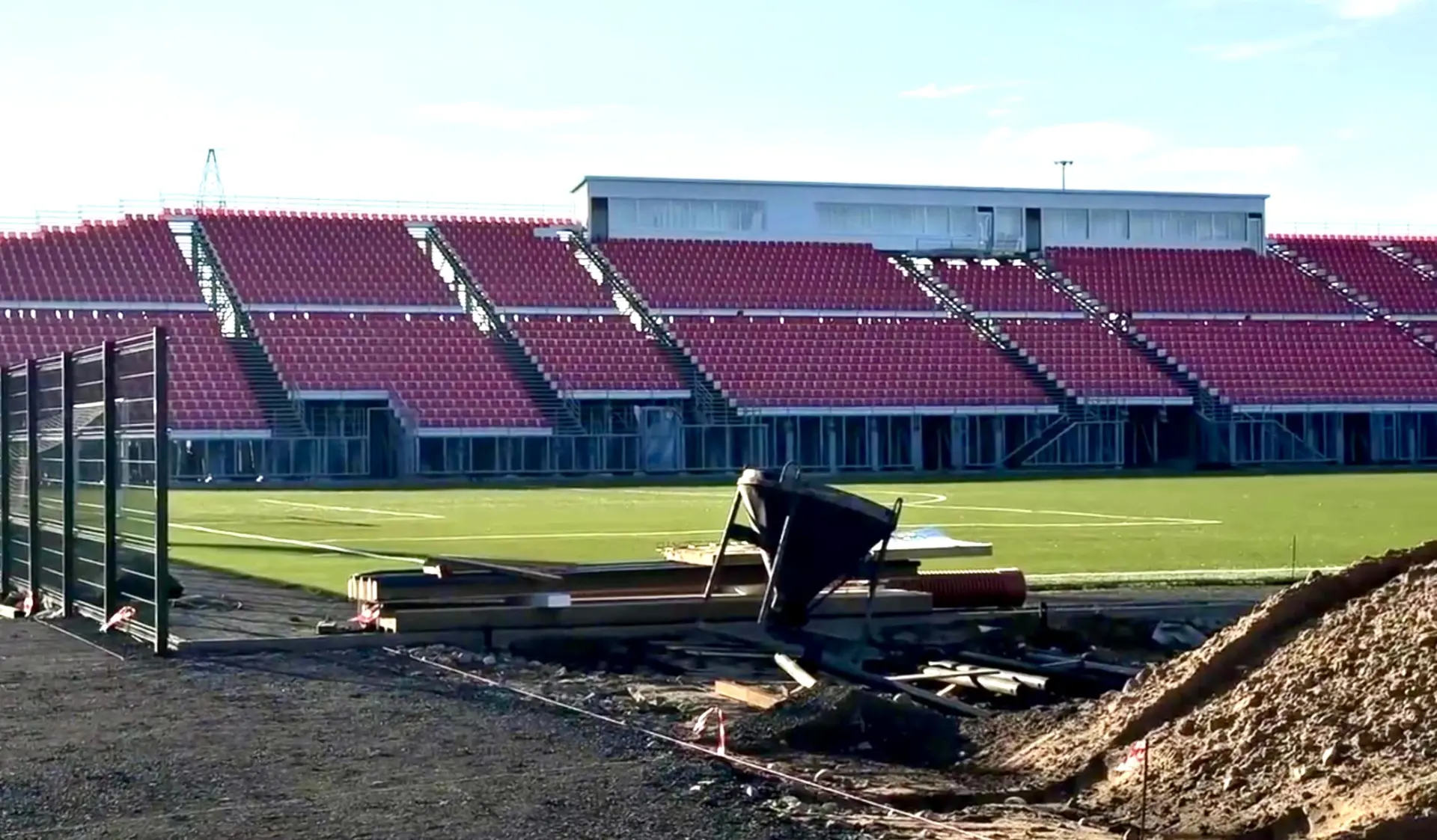 🏟 Стадион в Костроме достроят к 1 сентября. Он обошелся в 1,1 млрд рублей

Костромской "Спартак" ск