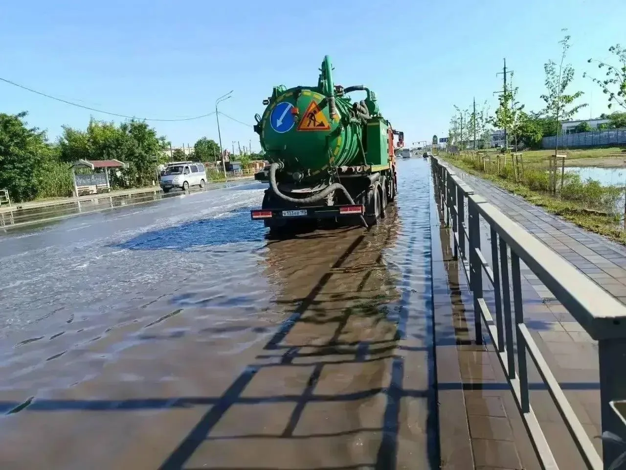В Краснодаре устраняют последствия ливня с градом.