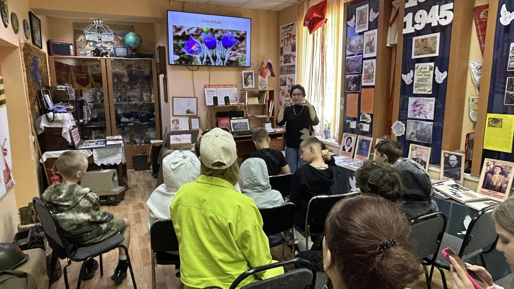🌺 В музее для детей пришкольного лагеря прошла беседа «Краснокнижное разнотравье сопки Спасательная