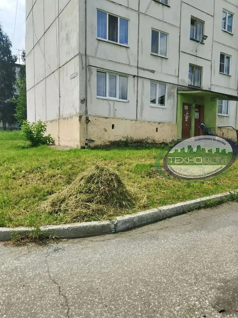 Продолжается сбор и вывоз скошенной травы с газонов придомовых территорий