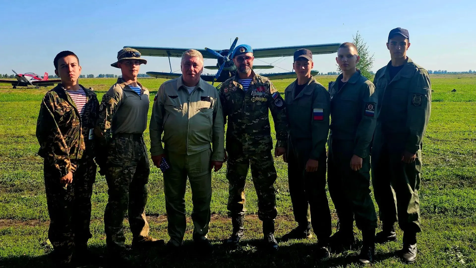 Воспитанники парашютного клуба "ДОСААФ" отмечают День ВДВ на аэродроме👍
