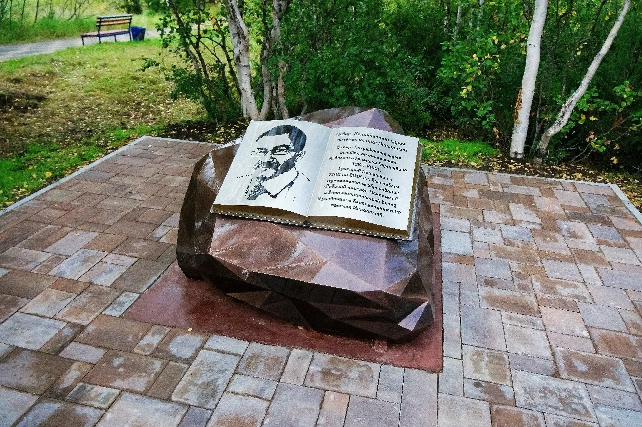 В Искателей открыли памятный знак в честь руководителя рабочего поселка Григория Ковале...