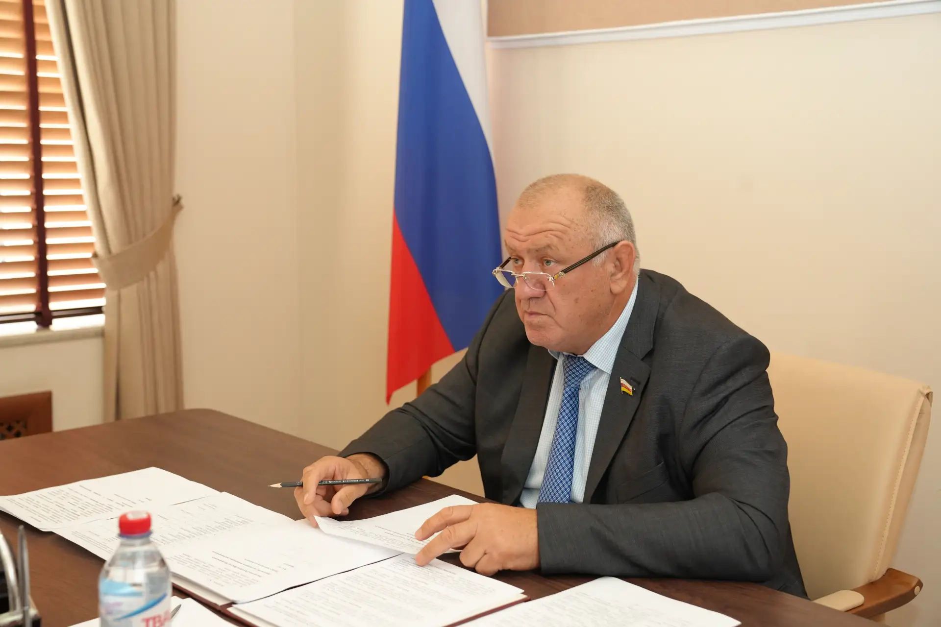 Под председательством Мурата Кисиева прошло заседание комитета по промышленности, транс...