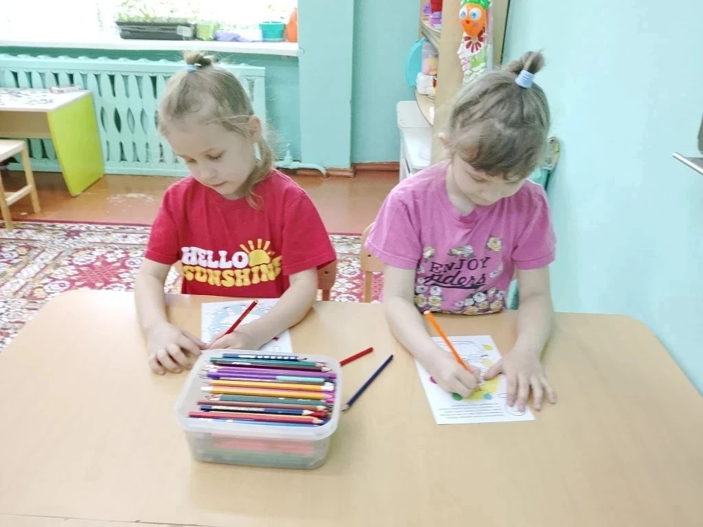 В дождливые дни ребята всегда найдут, чем заняться: лепка, рисование, конструирование -...