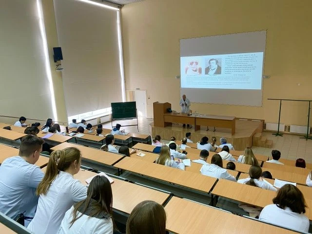 Об истории отечественной терапии и известных российских терапевтах говорили накануне со студентами 6