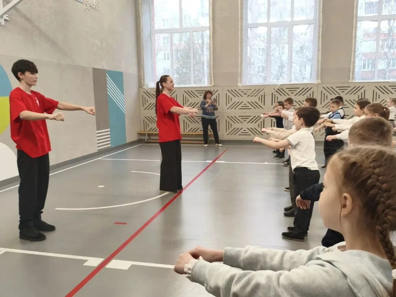 Активисты «Движения Первых» устроили в школе настоящий энергетический заряд. Под ритмич...
