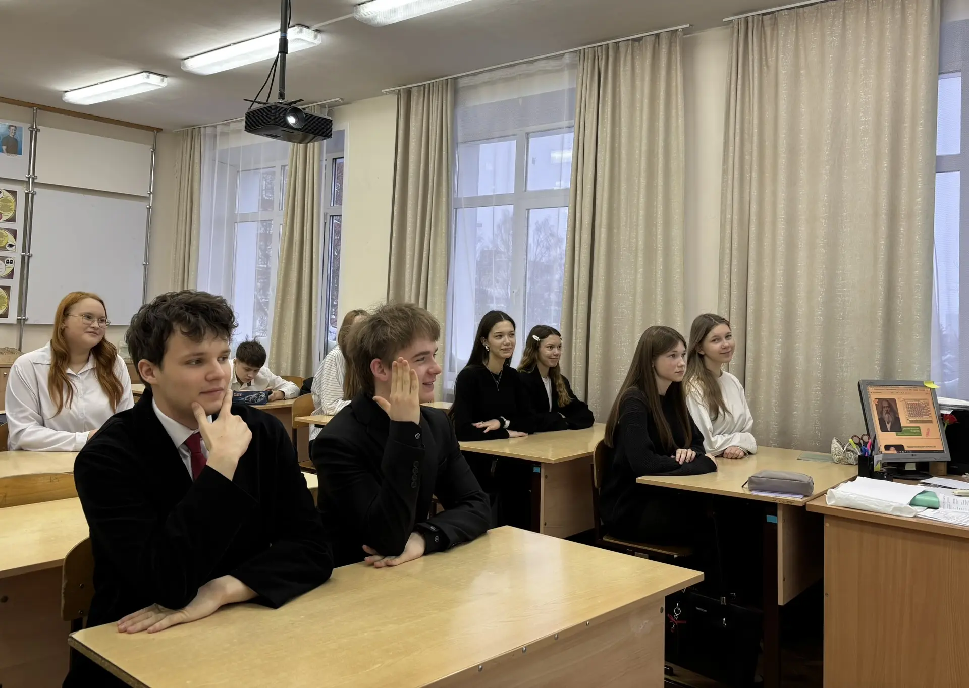 Разговоры о важном 🔔  Каждый понедельник в Лицее начинается с вноса флага Российской Федерации и исп
