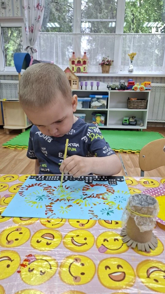 Малыши из группы «Очаровашки» превратились в настоящих волшебников. На занятии по рисов...