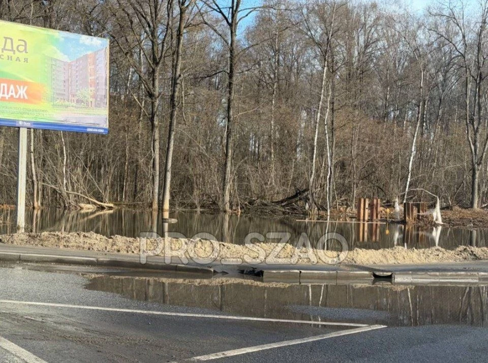 НАМ ПИШУТ Чтоб не лилась вода на Пятницкое шоссе с "озера", которое раскопали трактора у поворота на