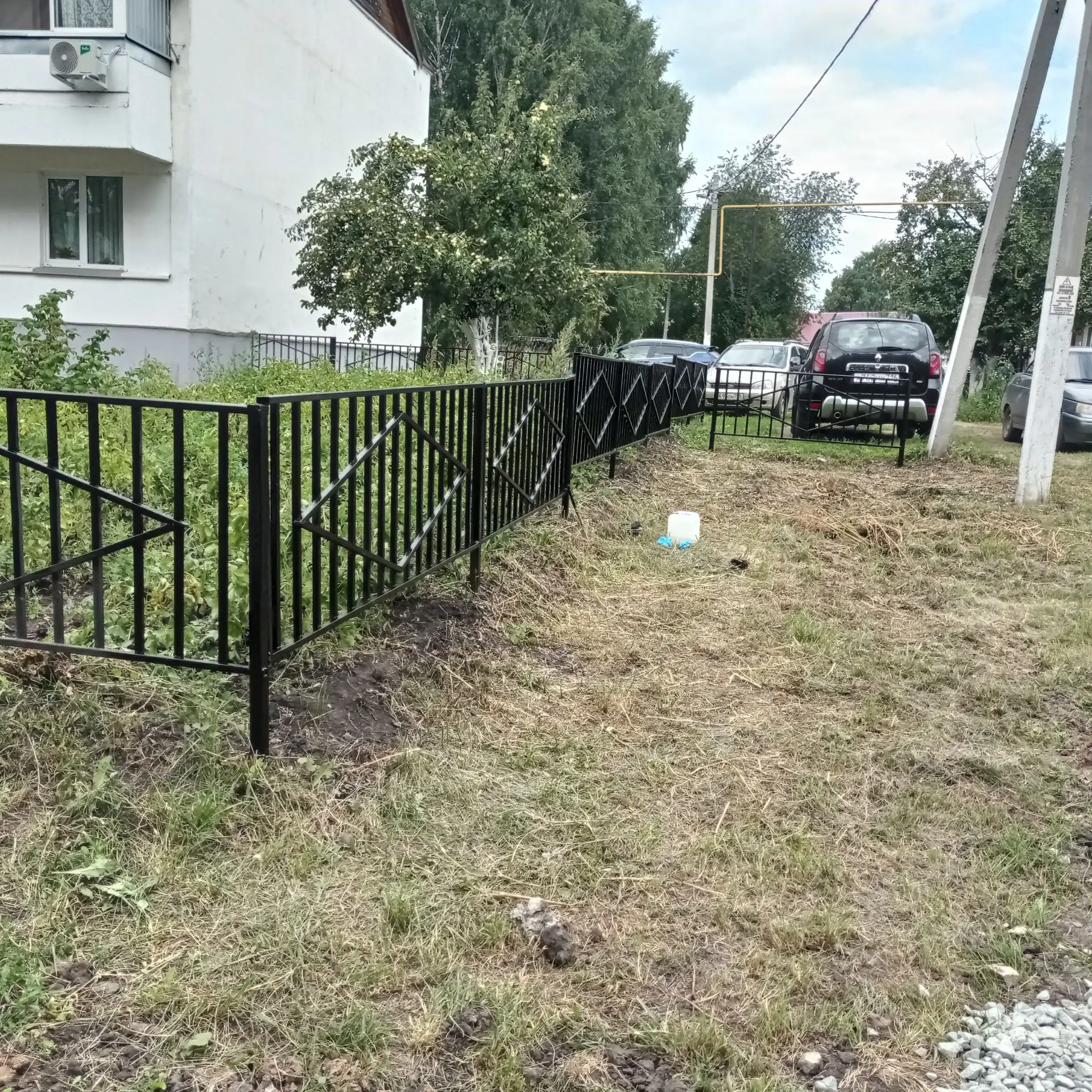 Сегодня красим заборы д.5 и д.6 ул.Ленина с .Новотроицкое.