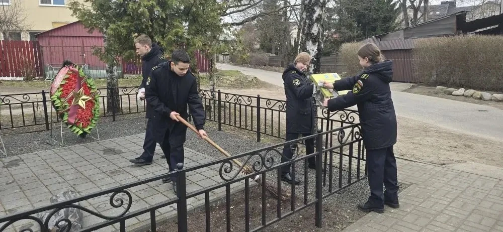 Память, которую мы бережём 🇷🇺  Учащиеся 7Б класса провели уборку территории у памятника Советским во