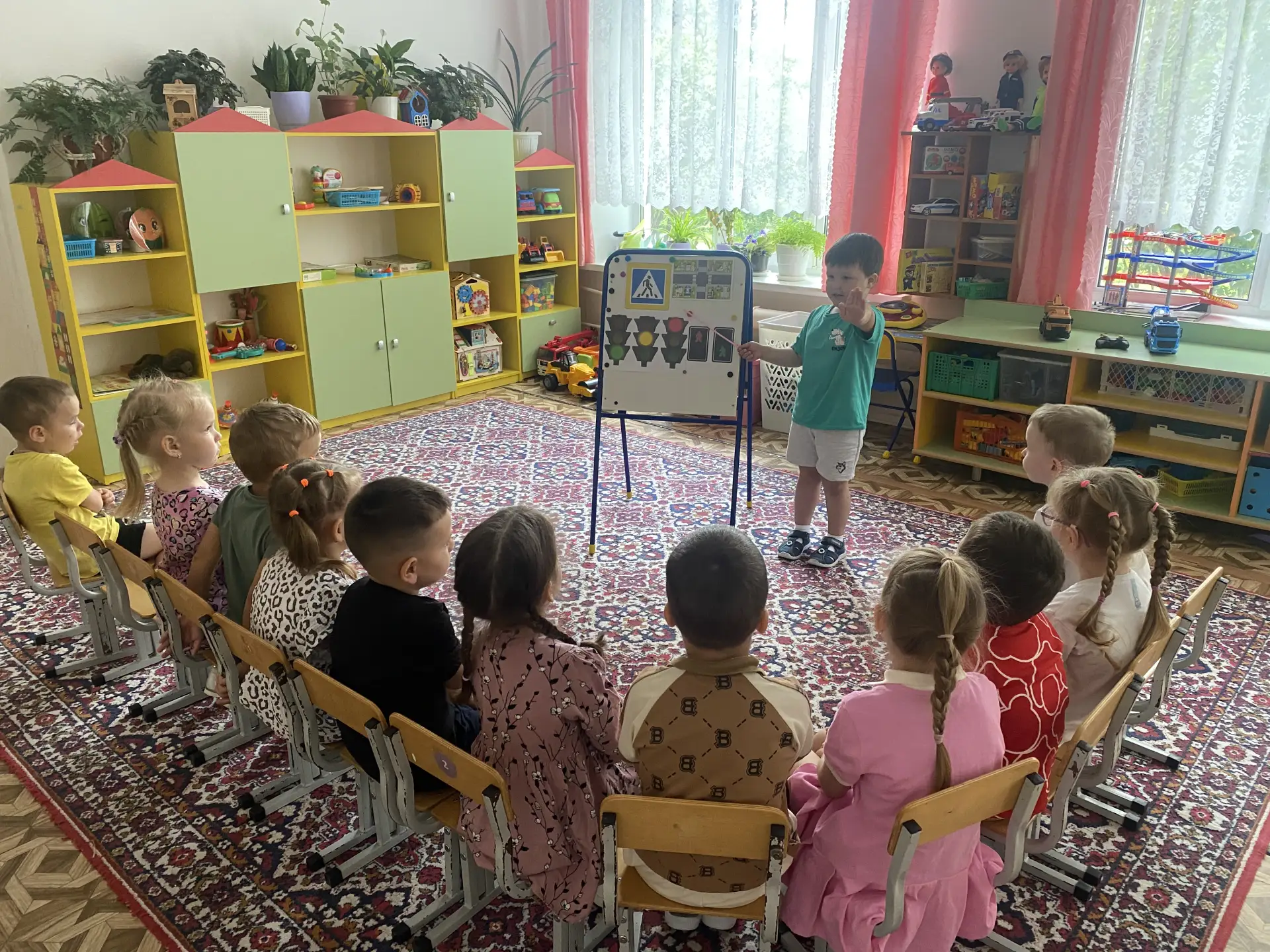 Воспитатели младшей группы Торова Н. В. и Вальтер С. В. провели с ребятами беседу «Что ...
