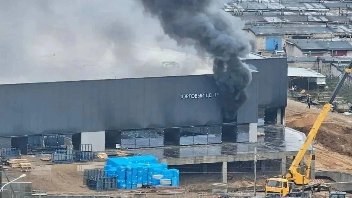 🔥 На Северном загорелась стройка ТРЦ