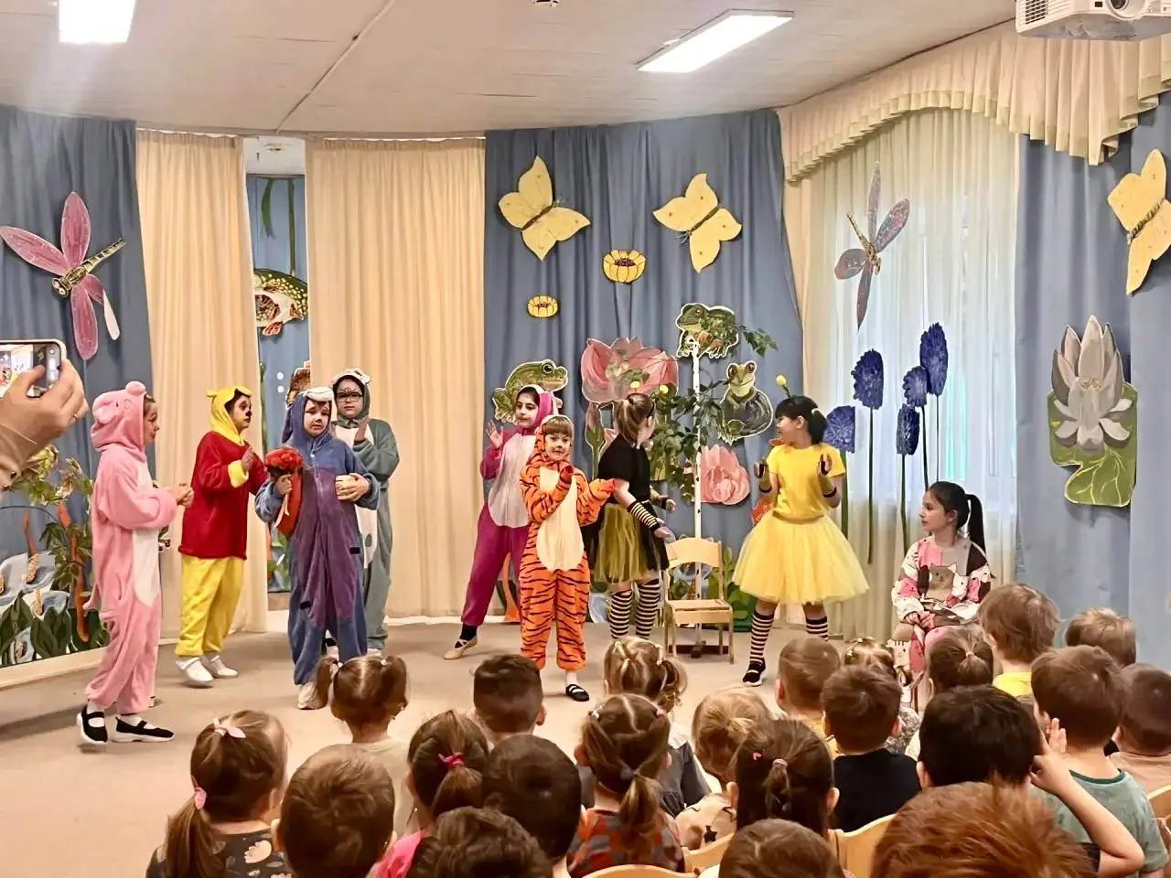 🎭 «Винни-Пух» в гостях у малышей ❤️  👏 Артисты школьной театральной студии «Мир фантазий» снова пора