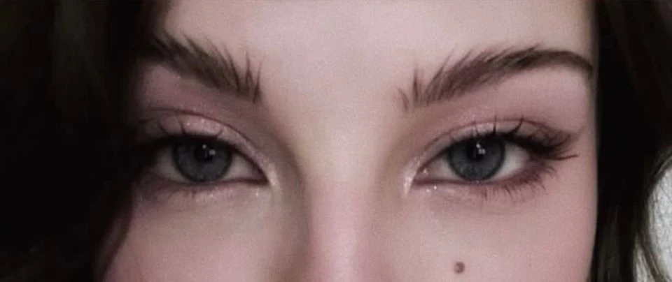 Dewy makeup — это про свежее, влажное, «только что с ухода» сияние кожи. Идея в том, чт...