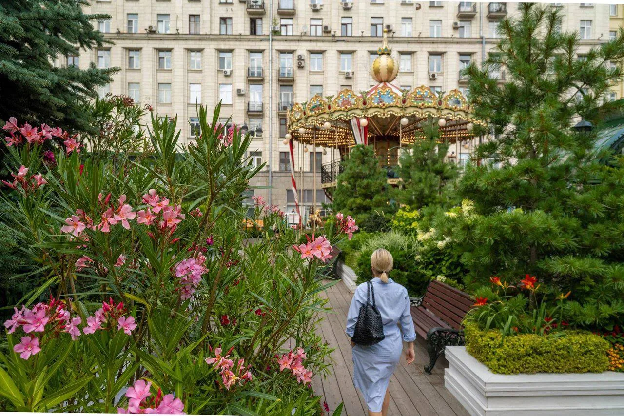 ✨ Загляните в сердце столицы — на Тверскую площадь! Там прячется настоящий островок уюта: площадка в