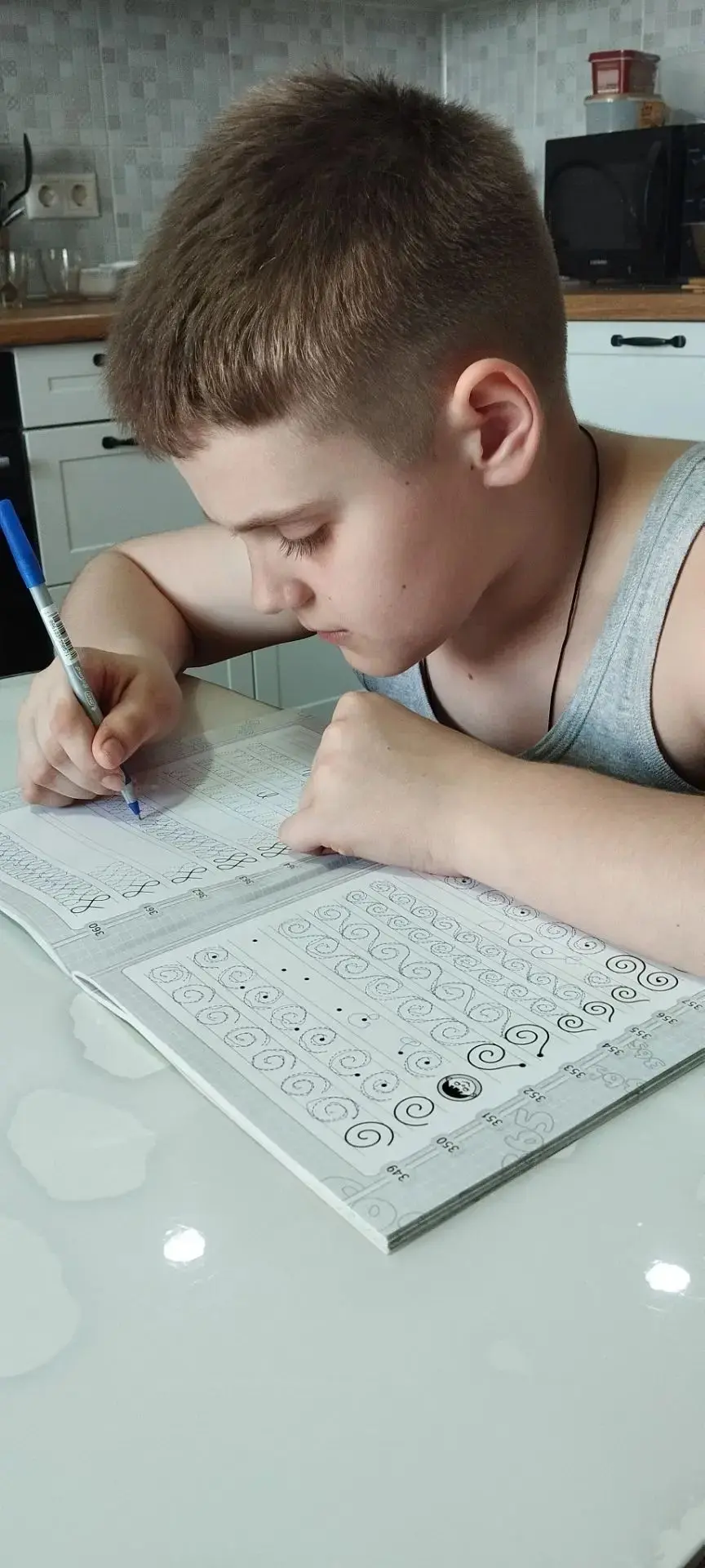 И учёба, и весёлый отдых: золотая середина лета у Ивана! 📚🏊‍♂️⚽

Летние каникулы — отличное время 