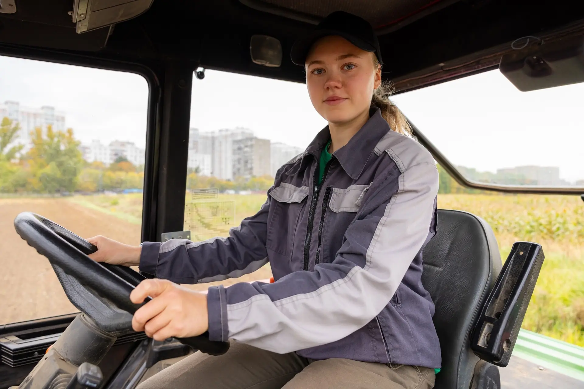 И коня на скаку и в поле на тракторе 🚜