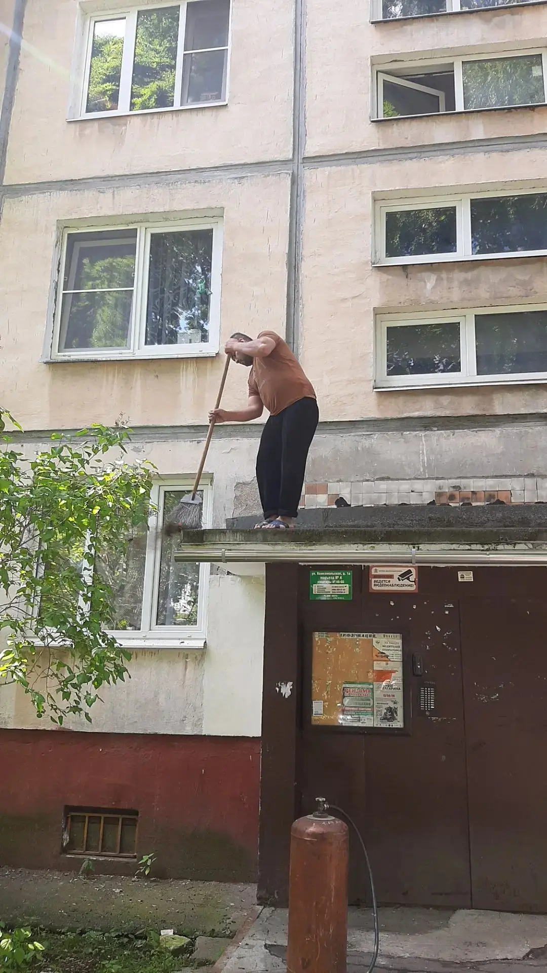 Ремонт козырьков входной группы МКД ул. Комсомольская, 1а, подъезд 4.
Уважаемые жители! Вы можете ос