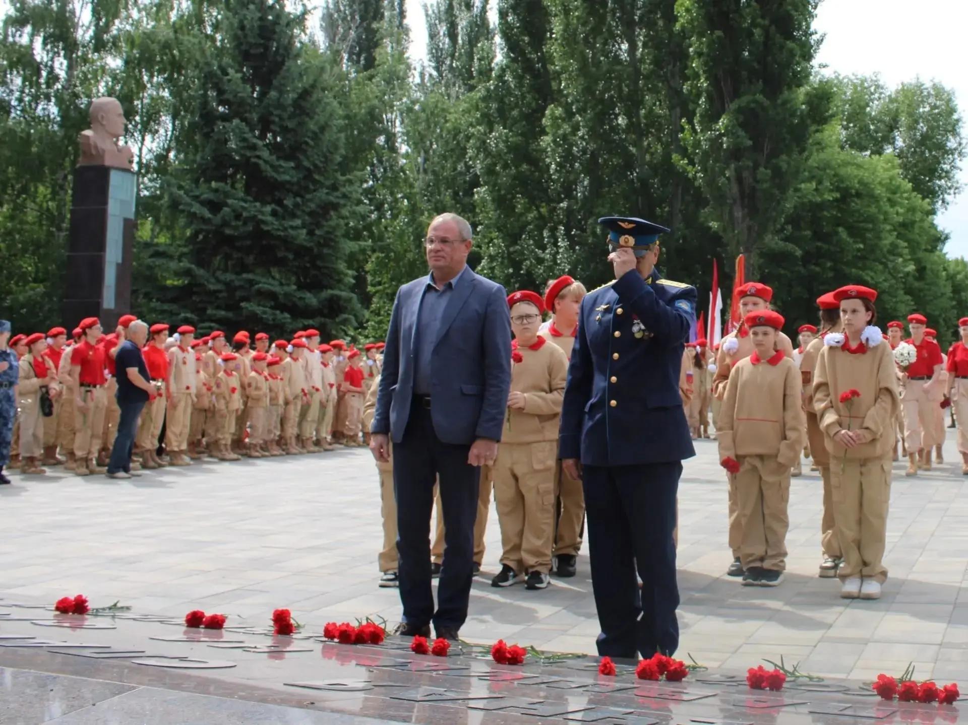 🇷🇺 10 лет «Юнармии»: память, почёт и новые традиции

В парке Победы, у Вечного огня, который горит
