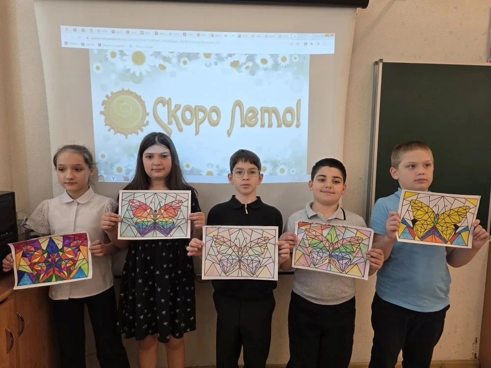 🌸 Урок труда в 3Б классе: мозаика «Бабочка» — летнее настроение своими руками! 🦋 В 3Б классе прошёл 