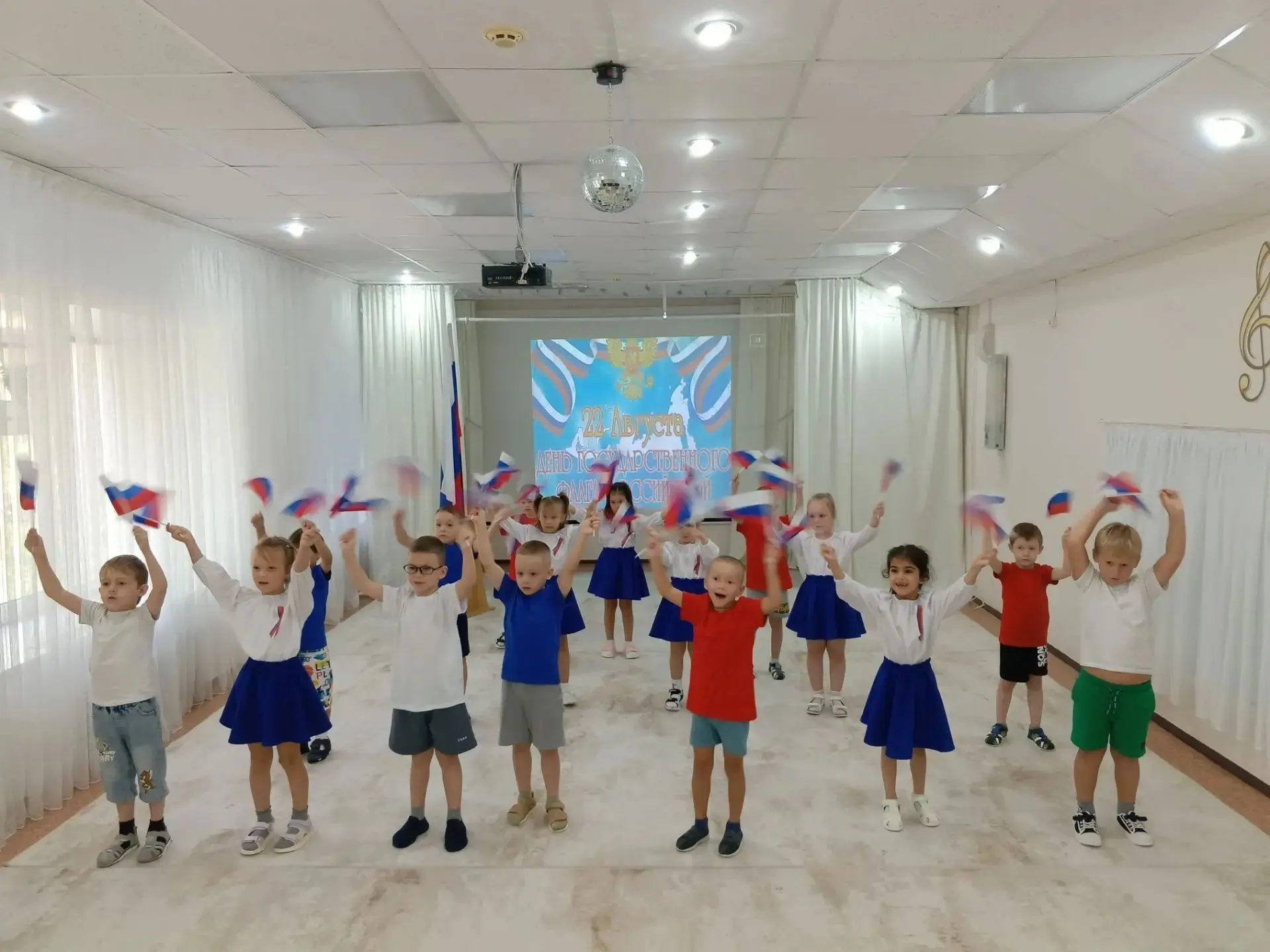 В рамках празднования Дня государственного флага Российской Федерации в нашем детском с...