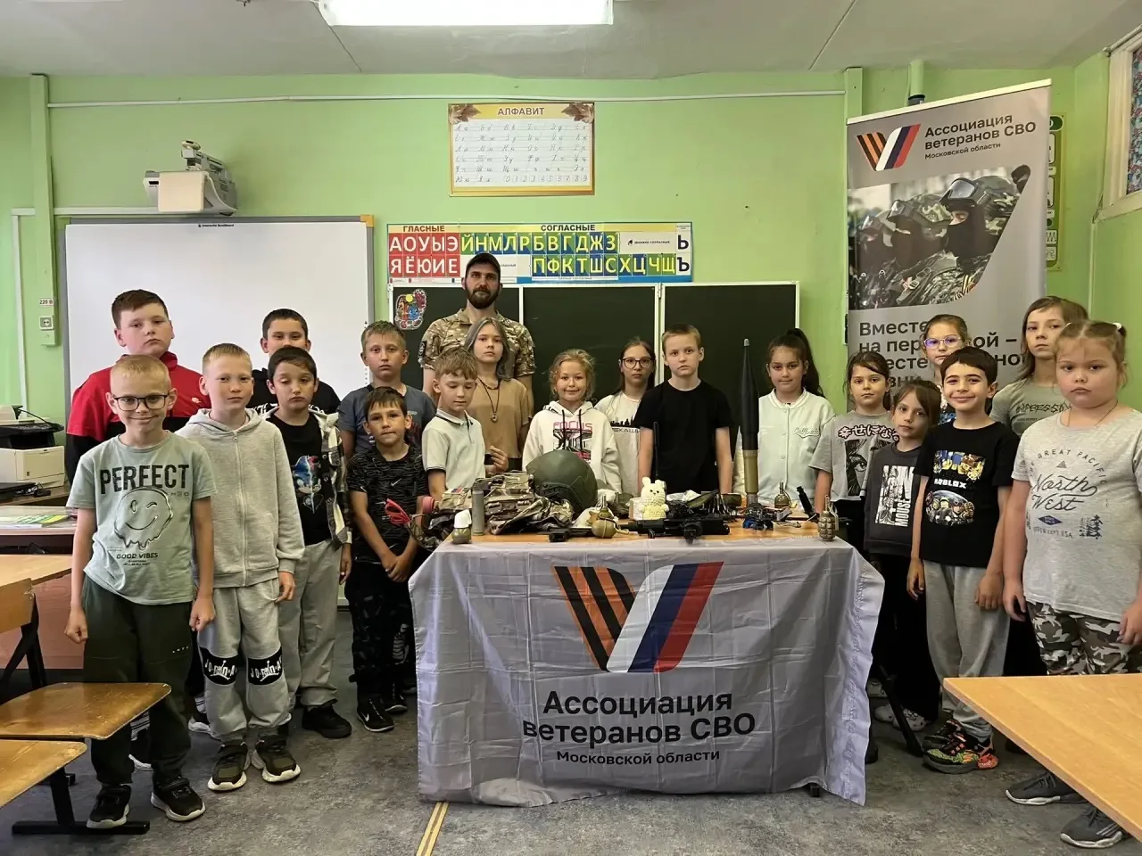 🇷🇺 В нашем лагере прошел Урок мужества!

В рамках проектов "Диалоги с Героем" и "Твой Герой" в при