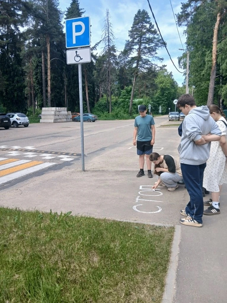 Наша школа приняла участие в акции "Безопасный переход", направленной на обеспечение безопасности и 