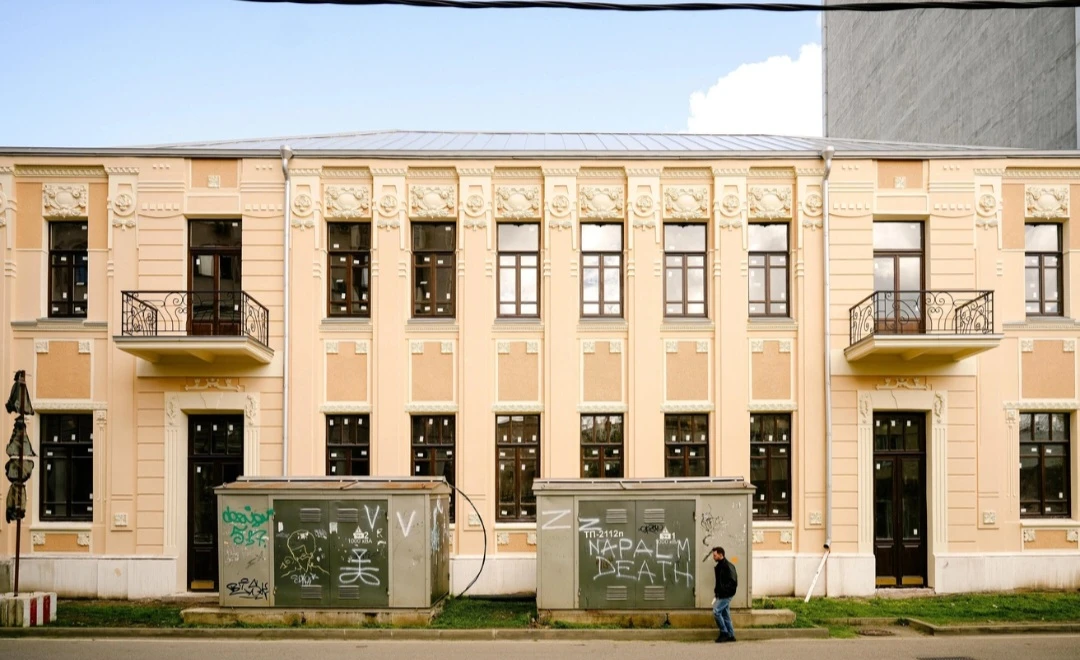 В российских городах реставрируют старинные здания, возвращая им исторический облик.