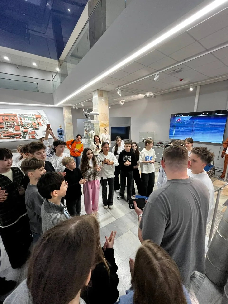 🛰️ На прямой связи с орбитой  📍Академика Челомея, 6А  🚀Ученики 6 «Е» класса посетили Центр управлени