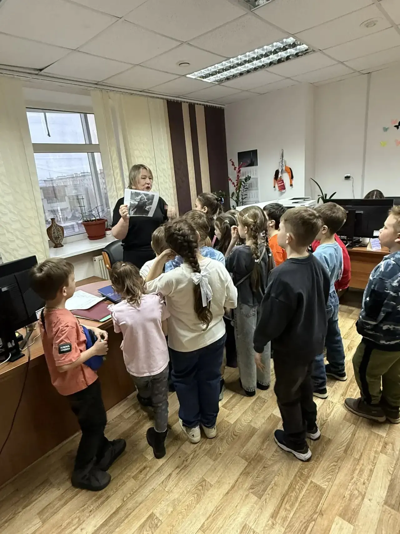 🎭✨ За кулисами начинается волшебство! ✨🚪  19 мая учащиеся 1 «К» класса вместе с классным руководител