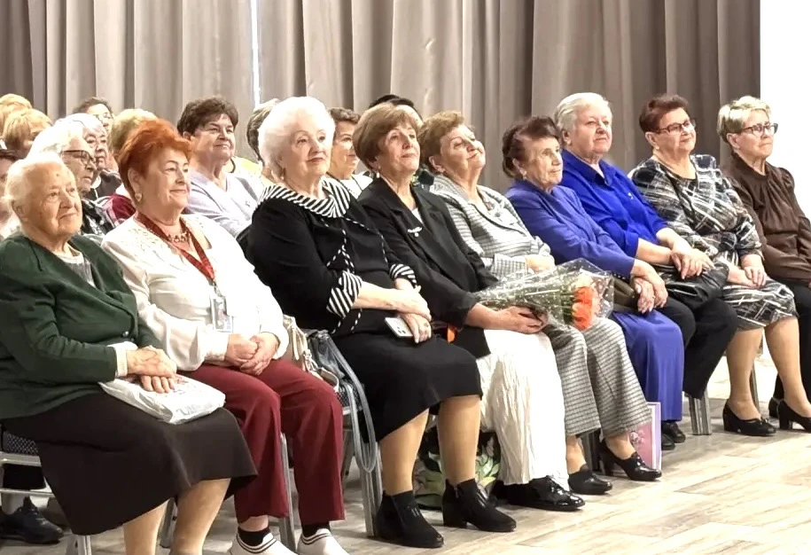ОТ СЕРДЦА К СЕРДЦУ: накануне Дня учителя в Клину чествовали ветеранов педагогического т...