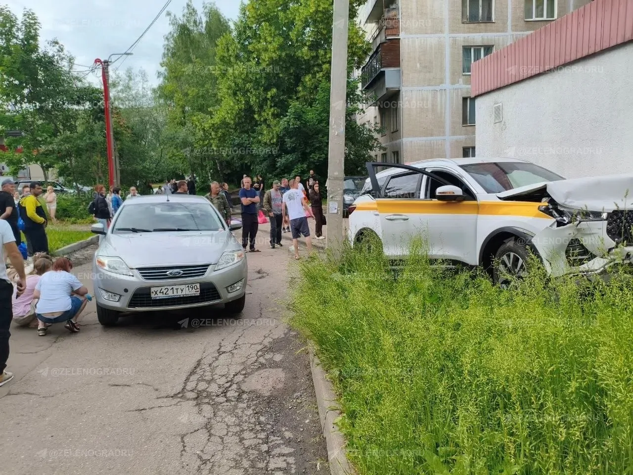 Машина в Андреевке врезалась в припаркованный автомобиль — тот сбил женщину у магазина

Вечером у ма