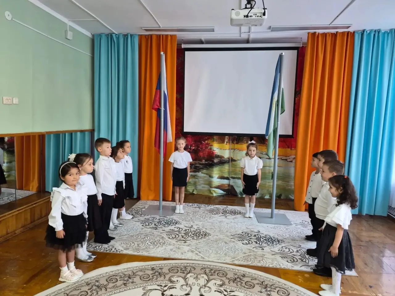 Неделя начинается с главного — поднятия флага.