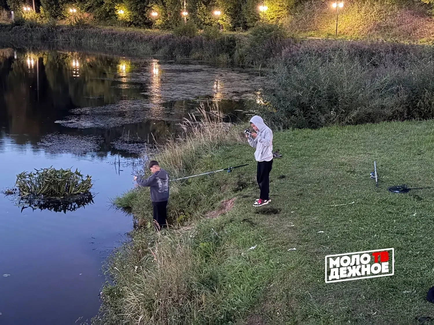 🎣И по традиции завершаем день интересным и непривычным среди молодёжи явлением.