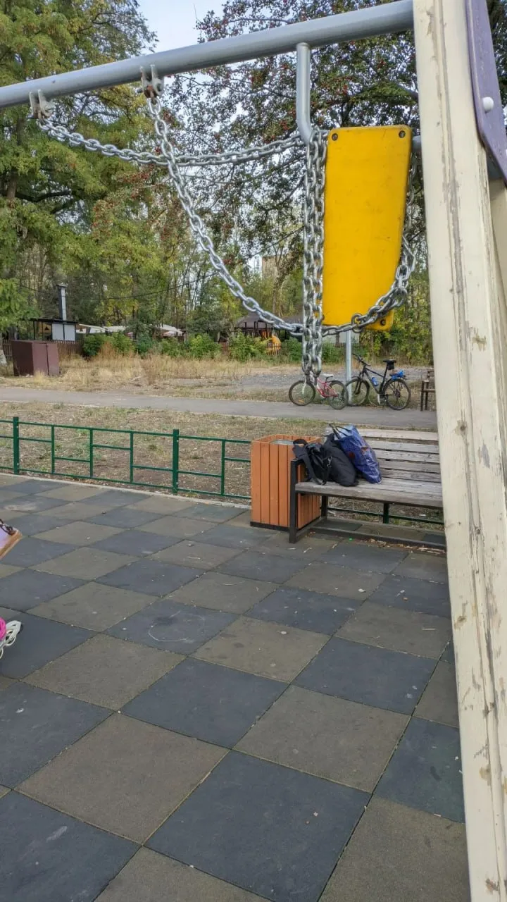 Сломались качели на детской площадке в центральном парке на Гвардейке😢