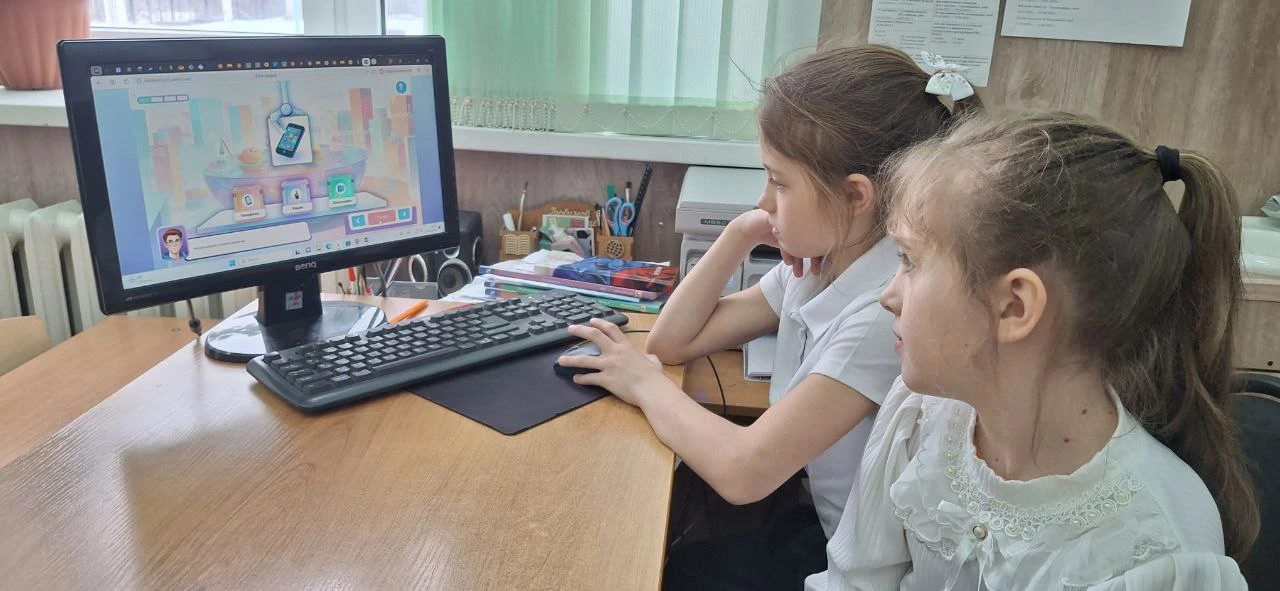 Ученики 2а класса приняли участие во всероссийском образовательном проекте "Урок цифры" в формате ур