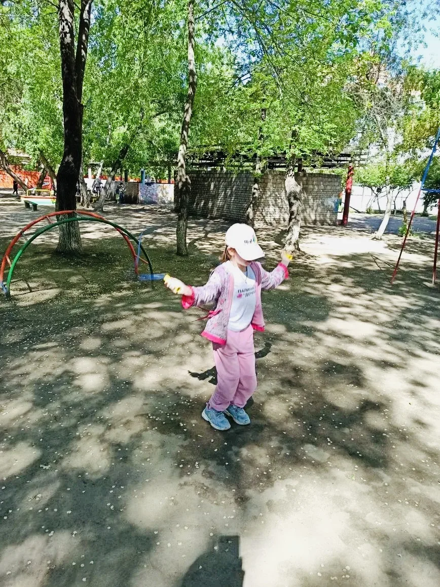 Чем заняты ребята из группы «Улыбка»? Конечно, наслаждаются летом! ☀️🌿

Для нас летняя прогулка — э