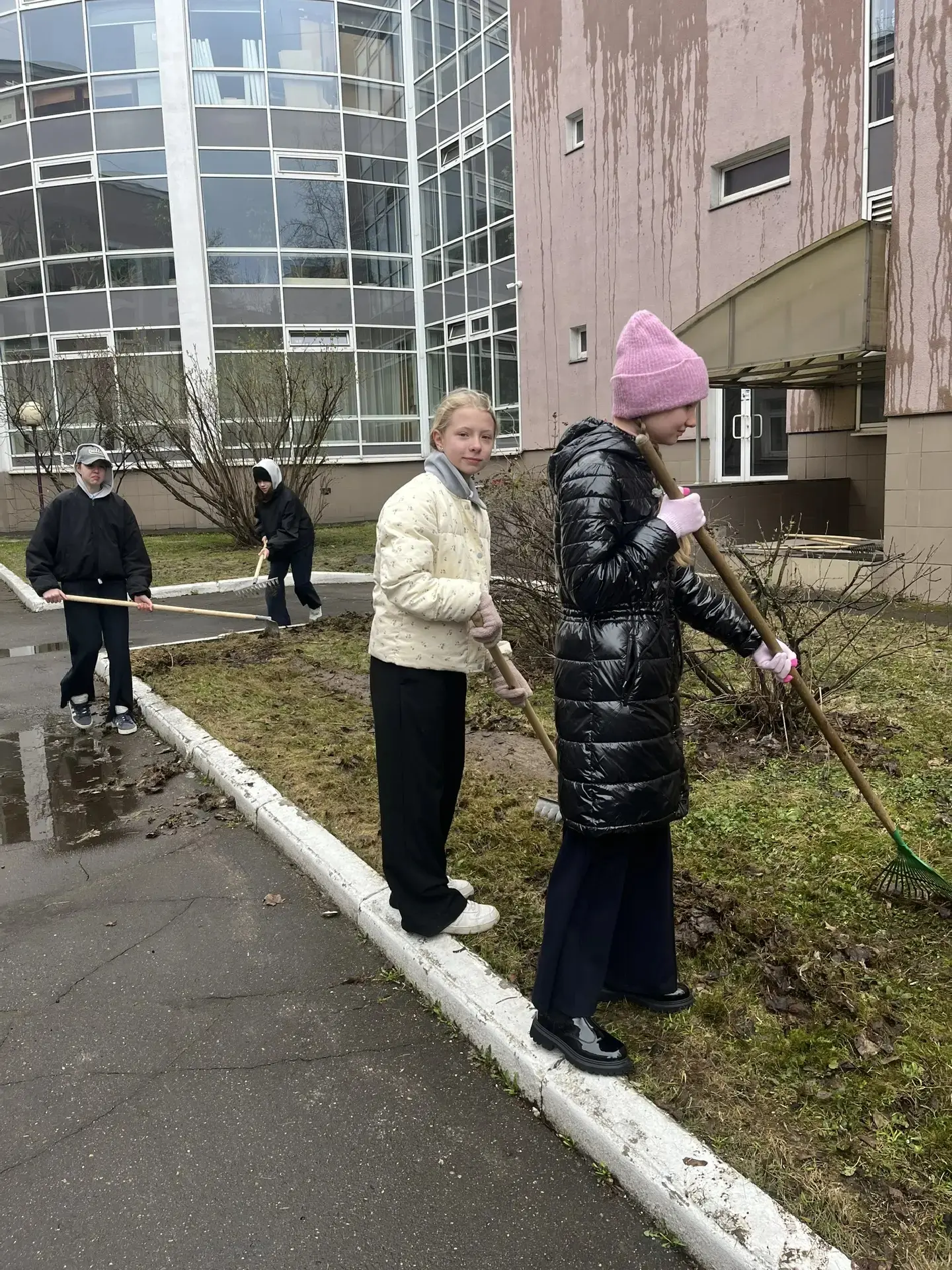 Городской субботник   Сегодня был полезный день! С утра мы дружным коллективом За нужный труд, отбро