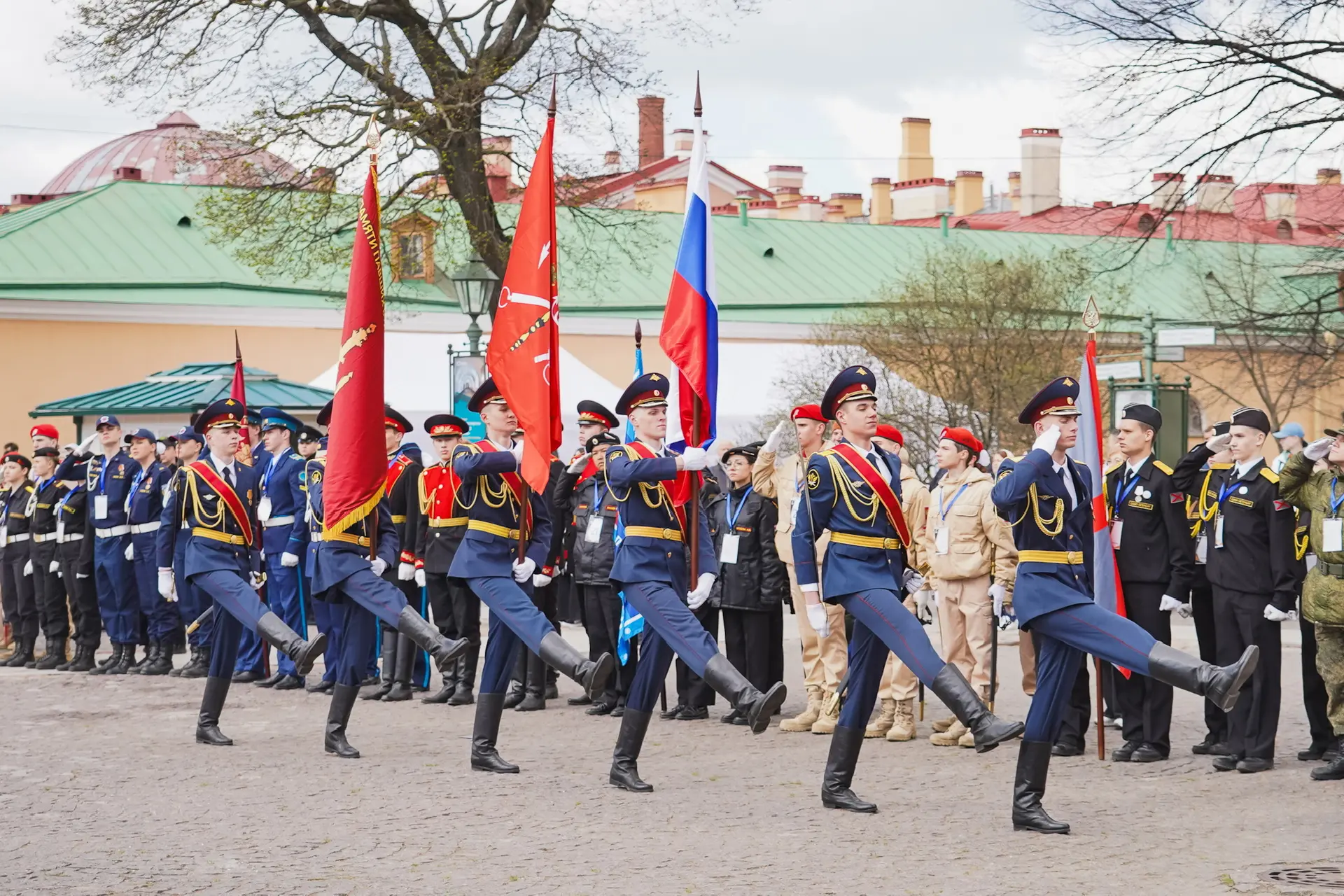 В Петербурге прошёл финал смотра-конкурса «Эстафета памяти – Почëтный караул».  Пост у Вечного огня 
