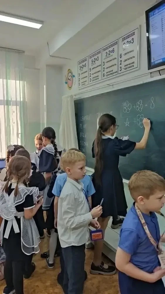 ⚛️Друзья, как вы уже поняли, в нашей школе началась долгожданная Декада науки и творчества! И, конеч