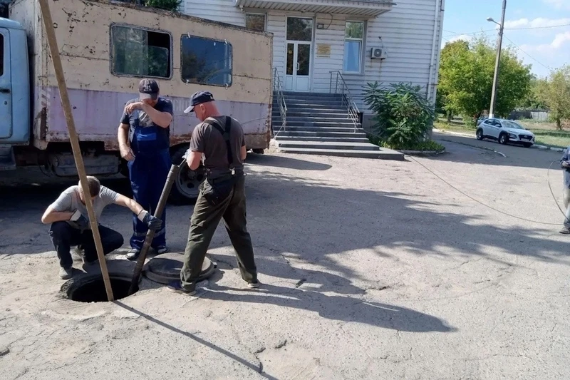 Специалисты из Череповца прочистили сети в медучреждениях Алчевска